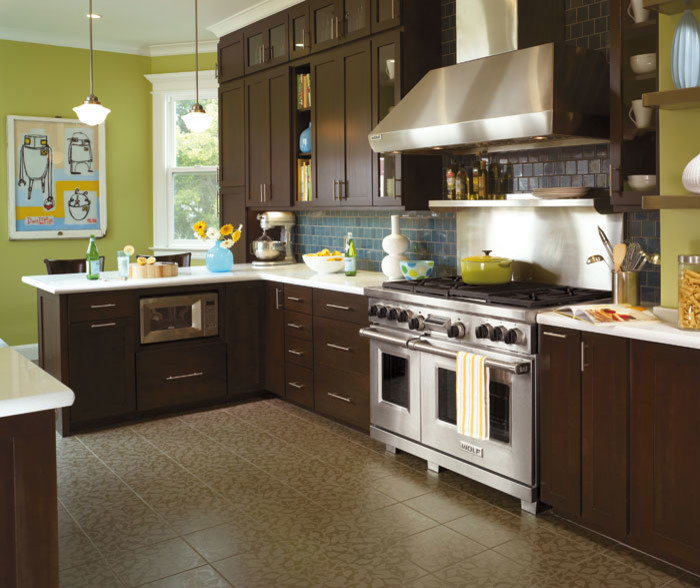 Immagine di una cucina contemporanea con ante in stile shaker, ante marroni, top in quarzite, paraspruzzi blu, paraspruzzi con piastrelle a mosaico e pavimento con piastrelle in ceramica