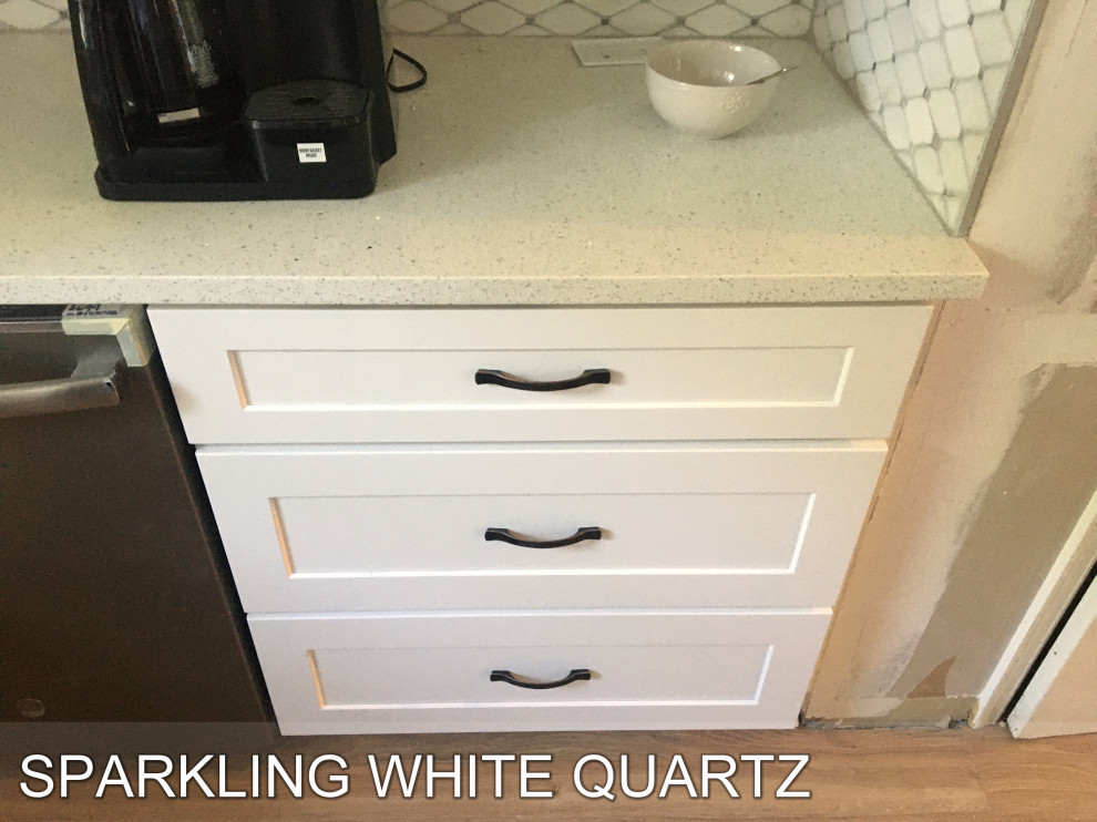 Idéer för att renovera ett mellanstort funkis vit vitt kök, med bänkskiva i kvartsit, en undermonterad diskho, luckor med infälld panel, vita skåp, rostfria vitvaror, plywoodgolv, flera köksöar och brunt golv