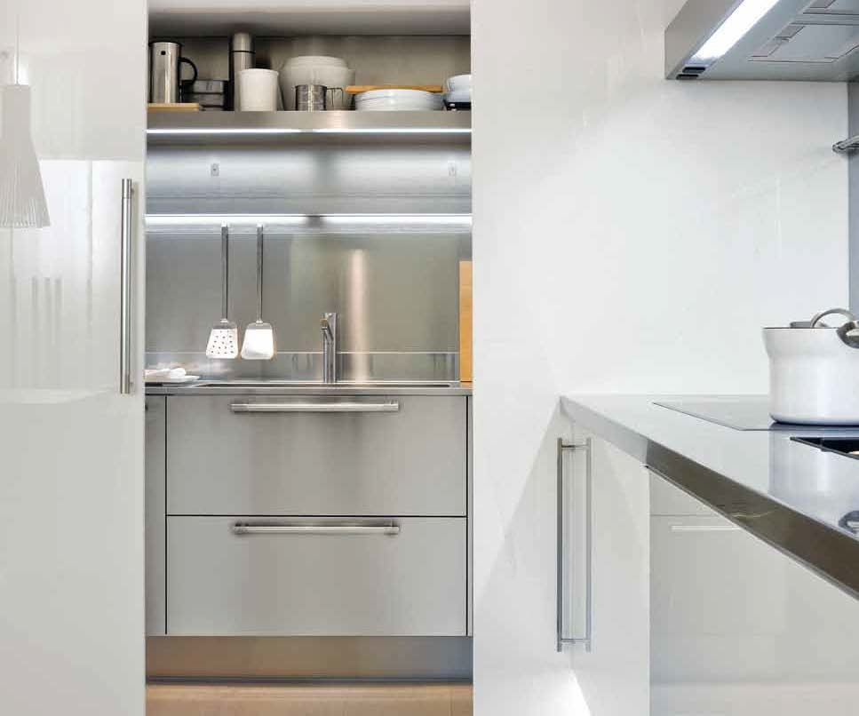 Exemple d'une petite cuisine parallèle moderne avec des portes de placard blanches et un électroménager en acier inoxydable.