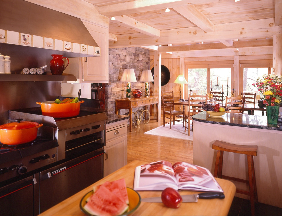 Offene Küche in U-Form mit profilierten Schrankfronten, Kücheninsel, hellen Holzschränken und Küchengeräten aus Edelstahl in Boston