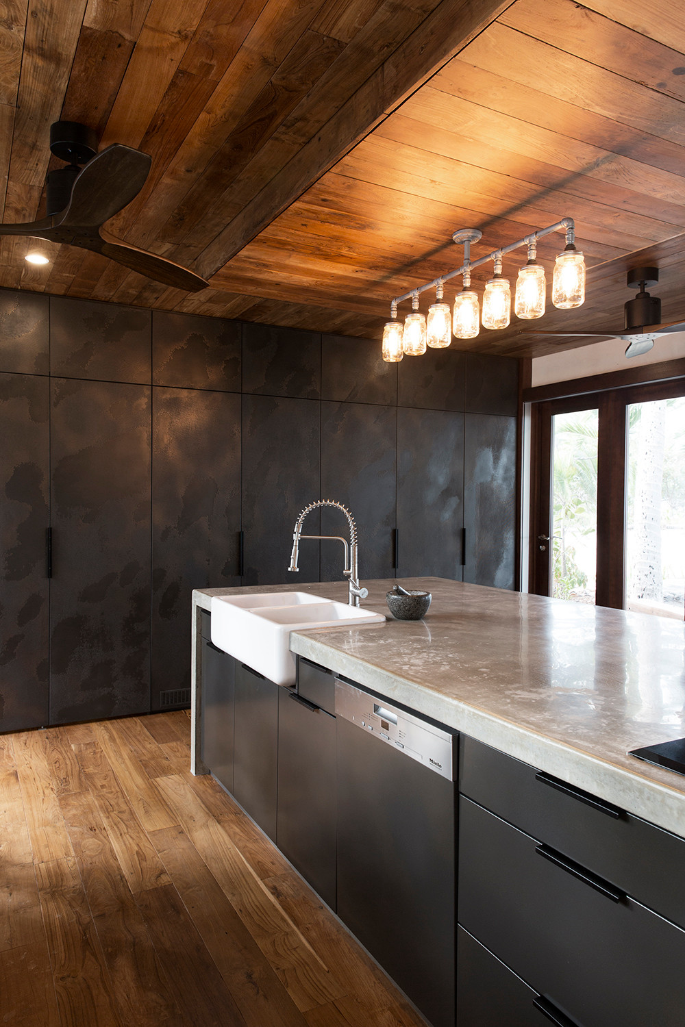 75 Beautiful Tropical Black Kitchen Pictures Ideas May 2021 Houzz