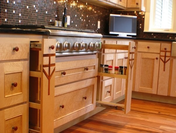 Exempel på ett modernt l-kök, med en undermonterad diskho, skåp i shakerstil, skåp i ljust trä, granitbänkskiva, brunt stänkskydd, rostfria vitvaror och mellanmörkt trägolv