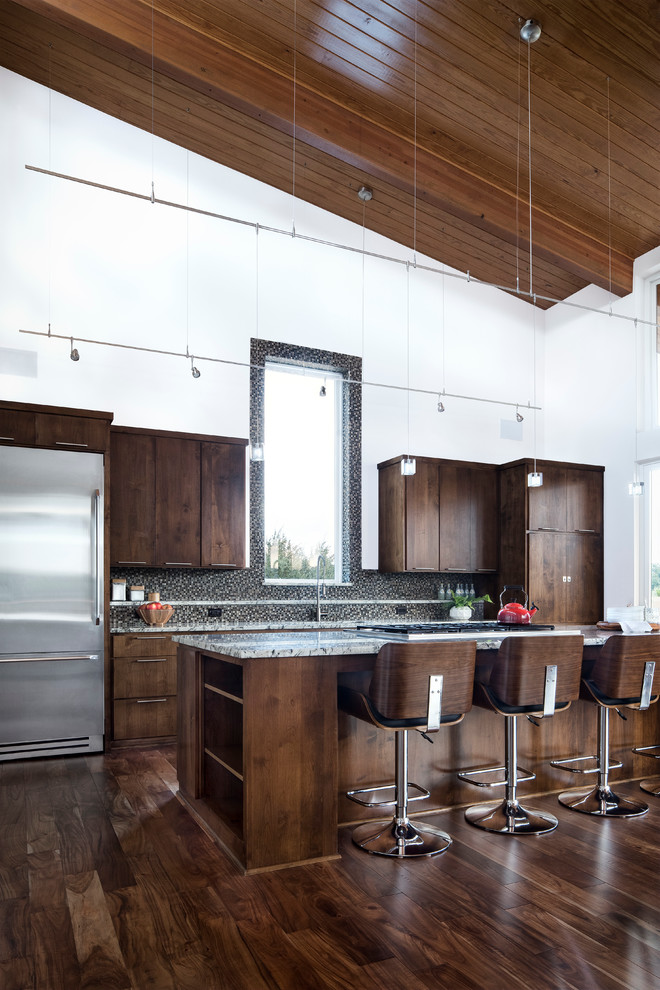 Foto di una cucina minimal di medie dimensioni con lavello sottopiano, ante lisce, ante in legno bruno, paraspruzzi grigio, paraspruzzi con piastrelle a mosaico e elettrodomestici in acciaio inossidabile