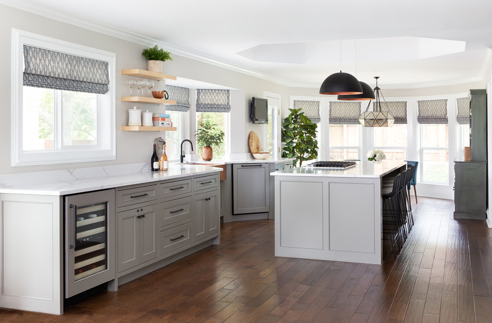 Example of a mid-sized trendy single-wall medium tone wood floor eat-in kitchen design in Austin with an undermount sink, shaker cabinets, gray cabinets, quartz countertops, stainless steel appliances, an island and white countertops