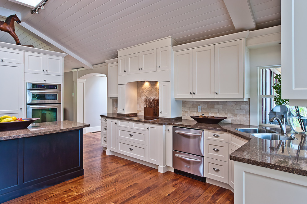 Стильный дизайн: кухня в классическом стиле с фартуком из плитки кабанчик - последний тренд