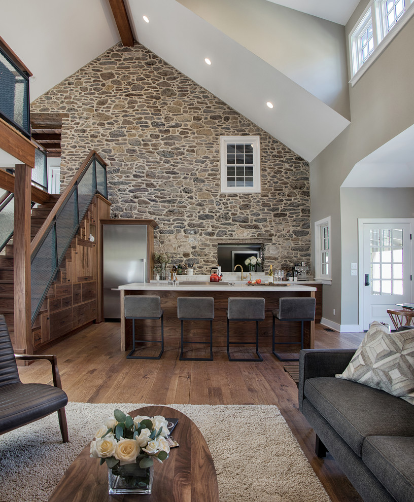 Foto på ett rustikt kök, med rostfria vitvaror, mellanmörkt trägolv, en köksö, brunt golv, träbänkskiva, vitt stänkskydd och stänkskydd i marmor