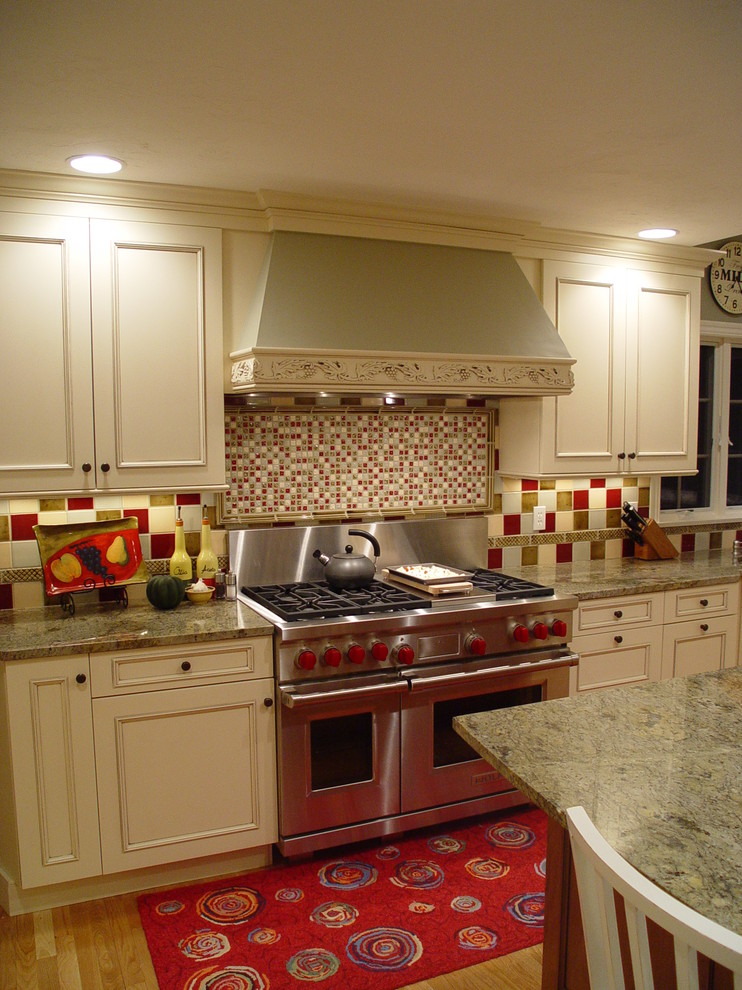 Inspiration för mellanstora klassiska kök och matrum, med en undermonterad diskho, luckor med infälld panel, vita skåp, granitbänkskiva, rött stänkskydd och en köksö