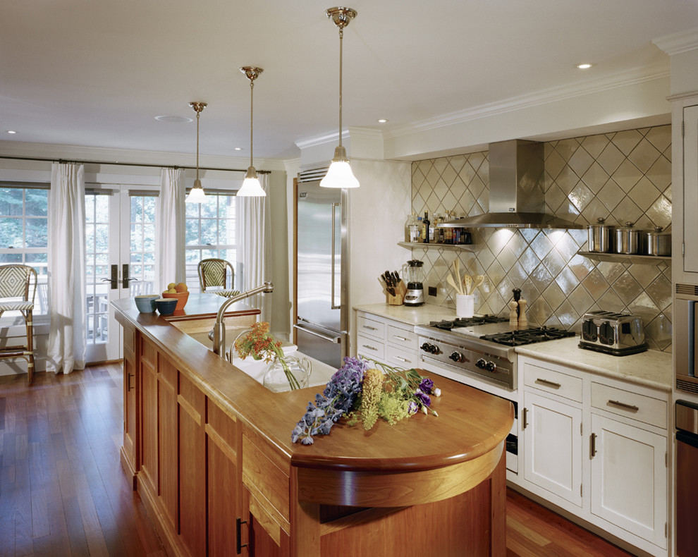 Zweizeilige Landhaus Küche mit Küchengeräten aus Edelstahl, Arbeitsplatte aus Holz, Schrankfronten im Shaker-Stil, weißen Schränken und Küchenrückwand in Metallic in Boston