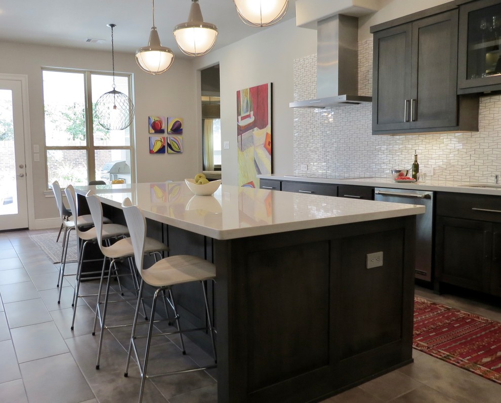 Bild på ett stort funkis u-kök, med en undermonterad diskho, skåp i shakerstil, skåp i mörkt trä, vitt stänkskydd, rostfria vitvaror, klinkergolv i porslin, en köksö, bänkskiva i kvarts, stänkskydd i marmor och grått golv