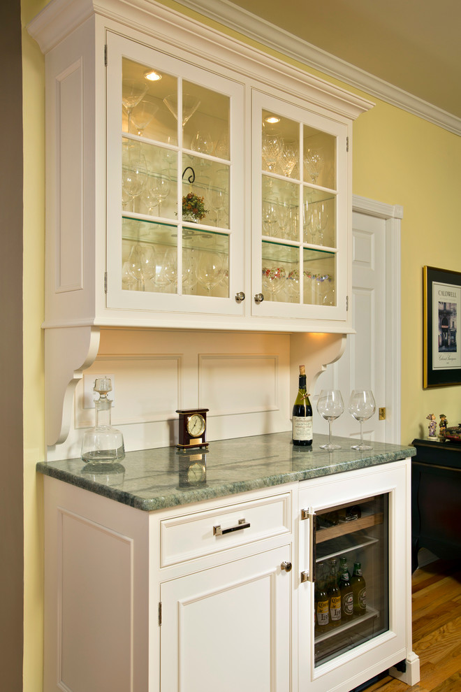 Mittelgroße Klassische Wohnküche in L-Form mit Schrankfronten im Shaker-Stil, weißen Schränken, Marmor-Arbeitsplatte, Küchenrückwand in Weiß, Küchengeräten aus Edelstahl und Kücheninsel in Boston