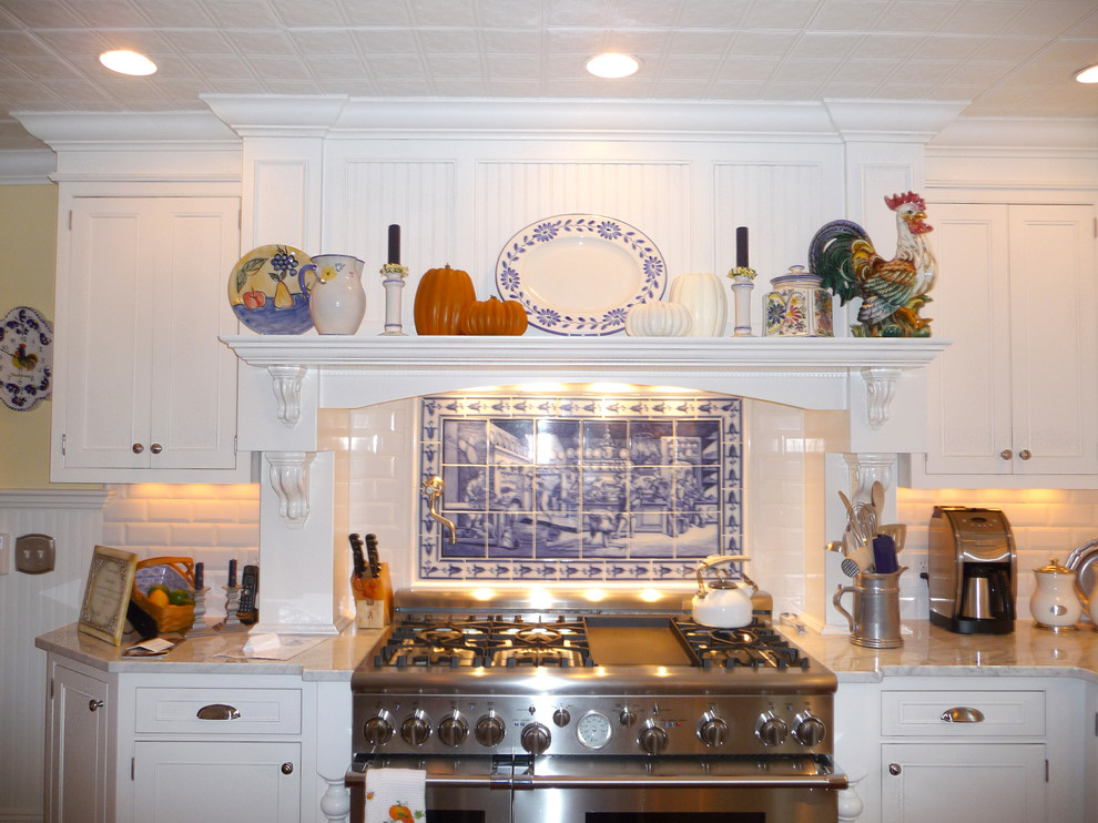 Inspiration för ett vintage kök, med en rustik diskho, luckor med infälld panel, vita skåp, marmorbänkskiva, vitt stänkskydd, stänkskydd i tunnelbanekakel och rostfria vitvaror