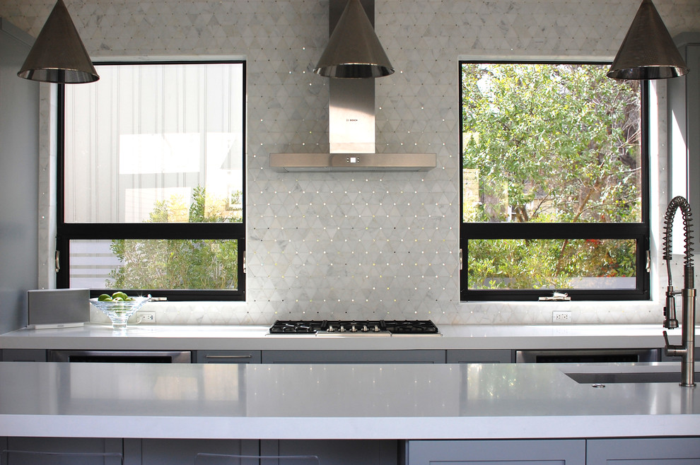 Exempel på ett stort lantligt kök, med en undermonterad diskho, luckor med infälld panel, grå skåp, bänkskiva i koppar, grått stänkskydd, stänkskydd i stenkakel, rostfria vitvaror, mörkt trägolv och en köksö
