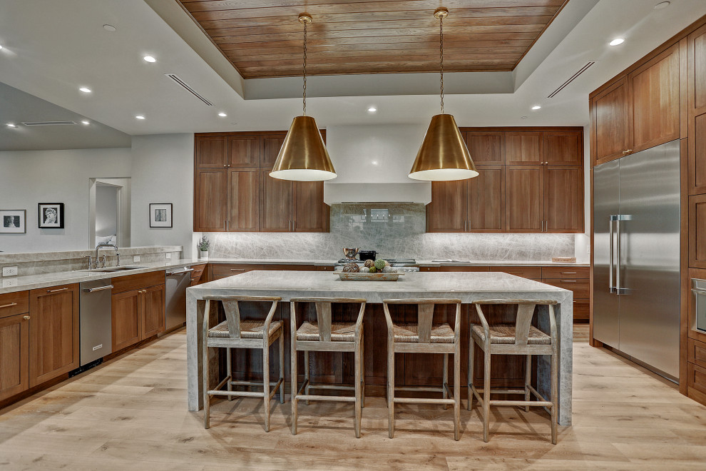Exempel på ett stort klassiskt grå grått kök, med en undermonterad diskho, släta luckor, skåp i ljust trä, bänkskiva i kvartsit, grått stänkskydd, stänkskydd i sten, rostfria vitvaror, ljust trägolv, en köksö och vitt golv