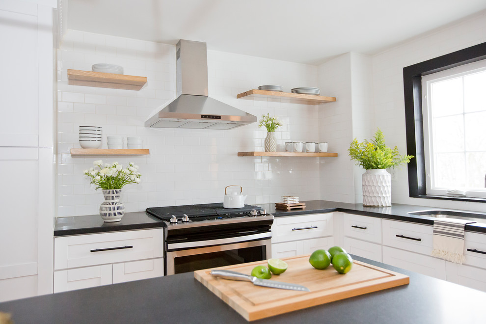 Exempel på ett litet modernt kök och matrum, med en undermonterad diskho, skåp i shakerstil, vita skåp, granitbänkskiva, vitt stänkskydd, stänkskydd i tunnelbanekakel, rostfria vitvaror, ljust trägolv, en köksö och brunt golv
