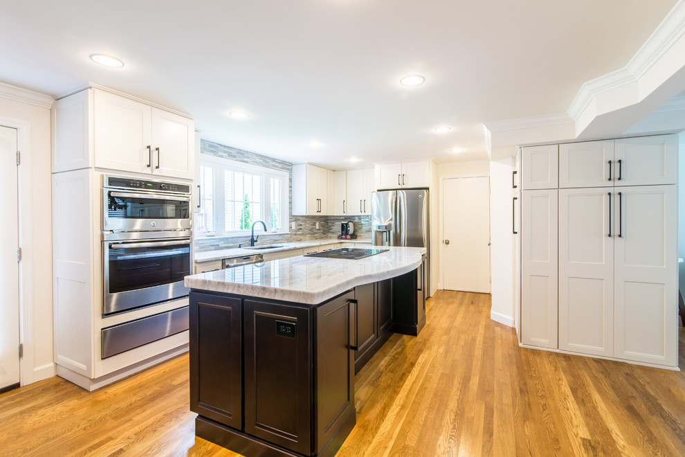Springfield Kitchen with Massive Island and Marble Backsplash - Modern ...