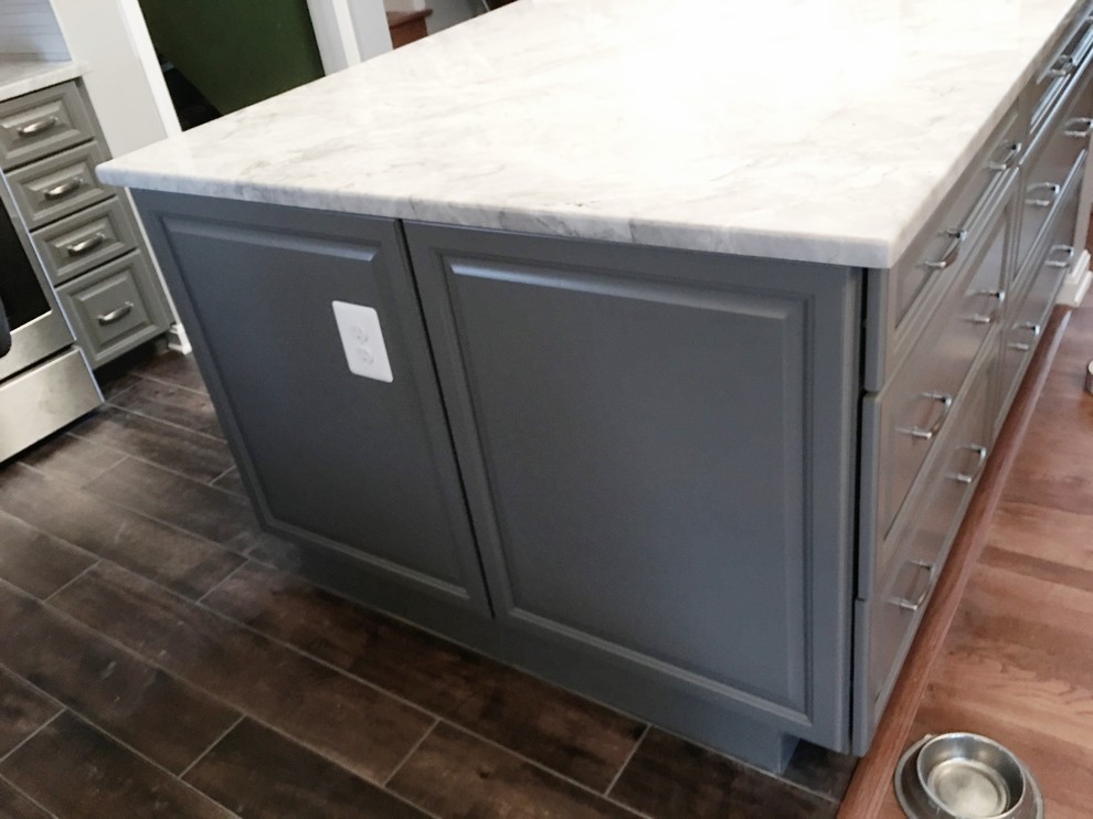 Eat-in kitchen - small contemporary l-shaped painted wood floor eat-in kitchen idea in DC Metro with an undermount sink, shaker cabinets, white cabinets, quartzite countertops, gray backsplash, glass tile backsplash, stainless steel appliances and an island