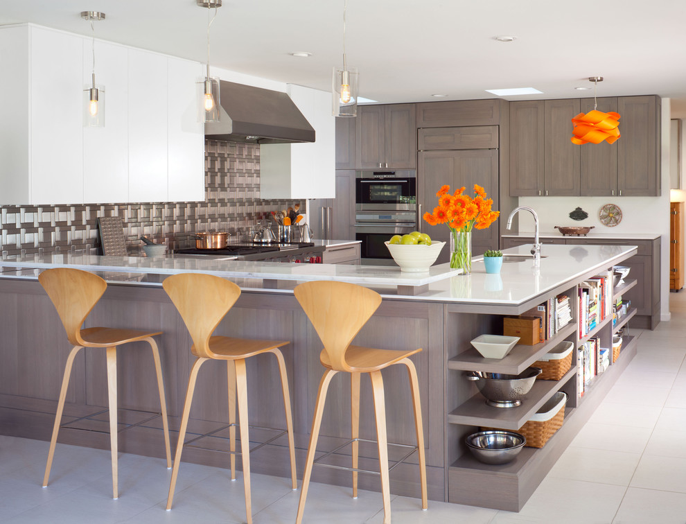 Inspiration för moderna u-kök, med en undermonterad diskho, öppna hyllor, stänkskydd med metallisk yta, rostfria vitvaror och en halv köksö