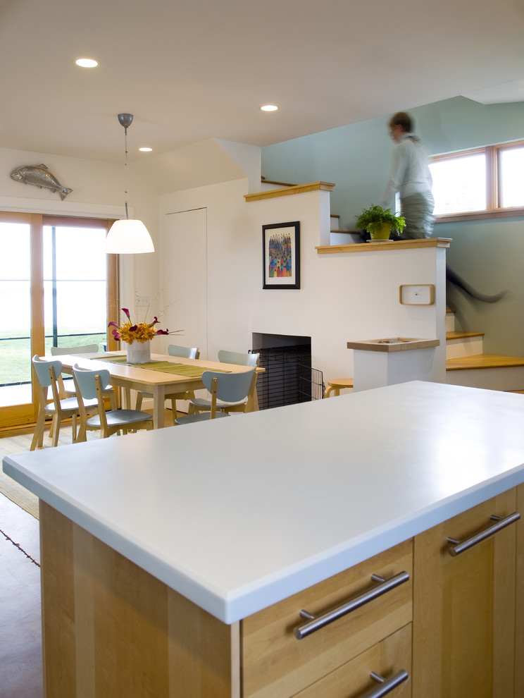 На фото: кухня в современном стиле с обеденным столом, плоскими фасадами и светлыми деревянными фасадами с