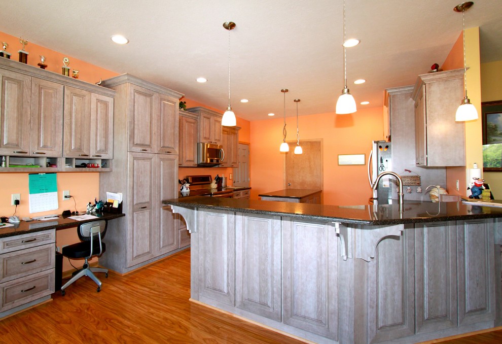 Design ideas for a traditional kitchen in Omaha.