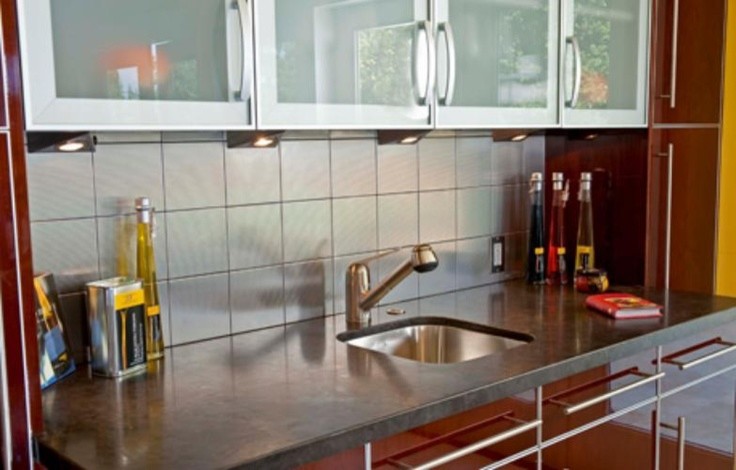 Inspiration för moderna kök och matrum, med luckor med glaspanel, skåp i rostfritt stål, stänkskydd med metallisk yta och stänkskydd i metallkakel