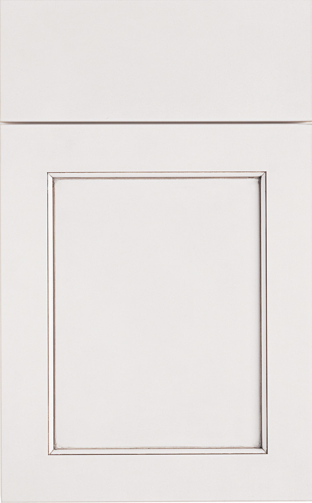 Cette photo montre une cuisine avec des portes de placard blanches.