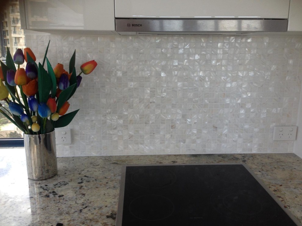 Foto di una grande cucina lineare mediterranea con top in granito, paraspruzzi bianco, paraspruzzi con piastrelle a mosaico e nessuna isola