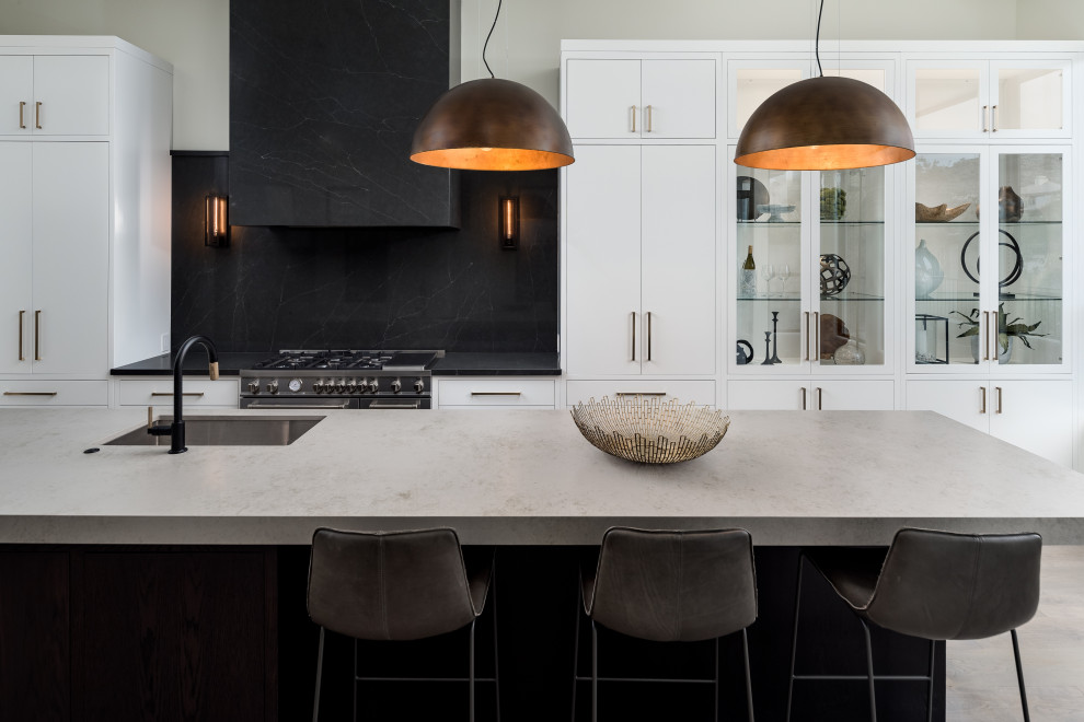Foto di una cucina moderna con ante lisce, top in quarzo composito e paraspruzzi in lastra di pietra