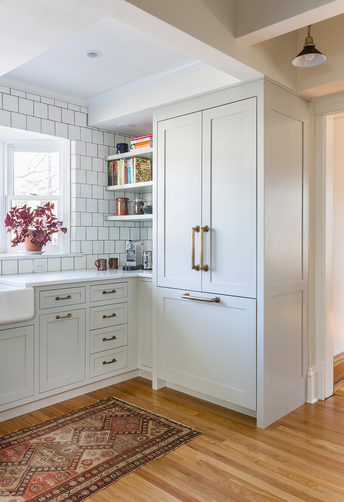 Idéer för att renovera ett stort vintage kök, med släta luckor, grå skåp, marmorbänkskiva, vitt stänkskydd, stänkskydd i cementkakel, rostfria vitvaror, ljust trägolv och brunt golv