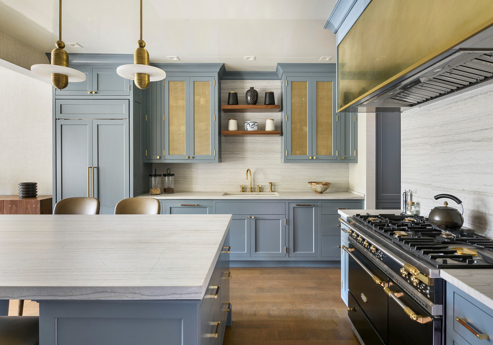 Klassische Küche in L-Form mit Unterbauwaschbecken, Schrankfronten im Shaker-Stil, blauen Schränken, Küchenrückwand in Weiß, schwarzen Elektrogeräten, braunem Holzboden, Kücheninsel, braunem Boden, weißer Arbeitsplatte, Quarzit-Arbeitsplatte und Rückwand aus Granit in Boston