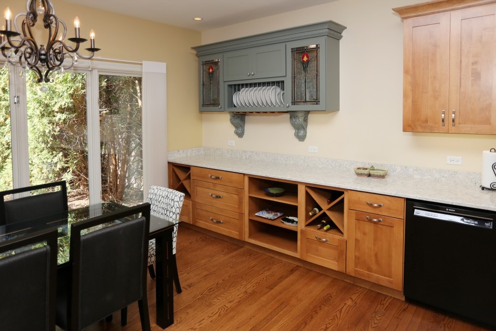 Foto de cocina ecléctica con puertas de armario de madera clara, electrodomésticos de acero inoxidable, suelo de madera en tonos medios y una isla