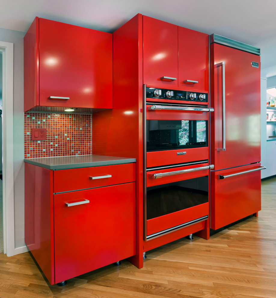 Inspiration för mellanstora moderna kök, med en undermonterad diskho, släta luckor, röda skåp, bänkskiva i kvarts, flerfärgad stänkskydd, färgglada vitvaror, mellanmörkt trägolv och en halv köksö