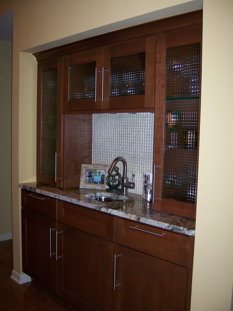 Photo of a classic l-shaped open plan kitchen in Detroit with a submerged sink, shaker cabinets, medium wood cabinets, granite worktops, beige splashback and stainless steel appliances.