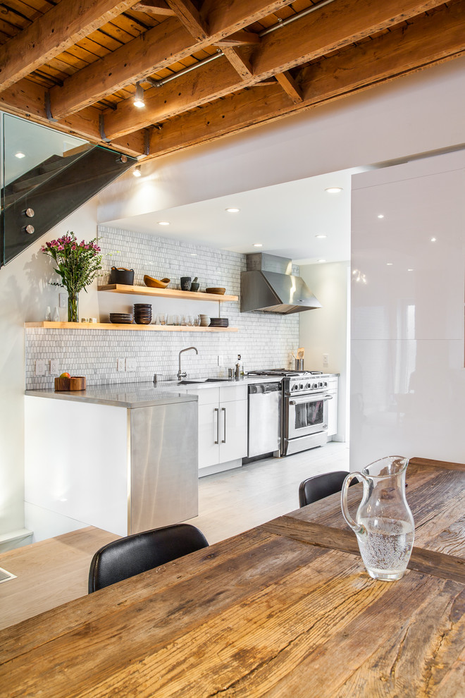 Foto på ett funkis kök, med en dubbel diskho och bänkskiva i rostfritt stål