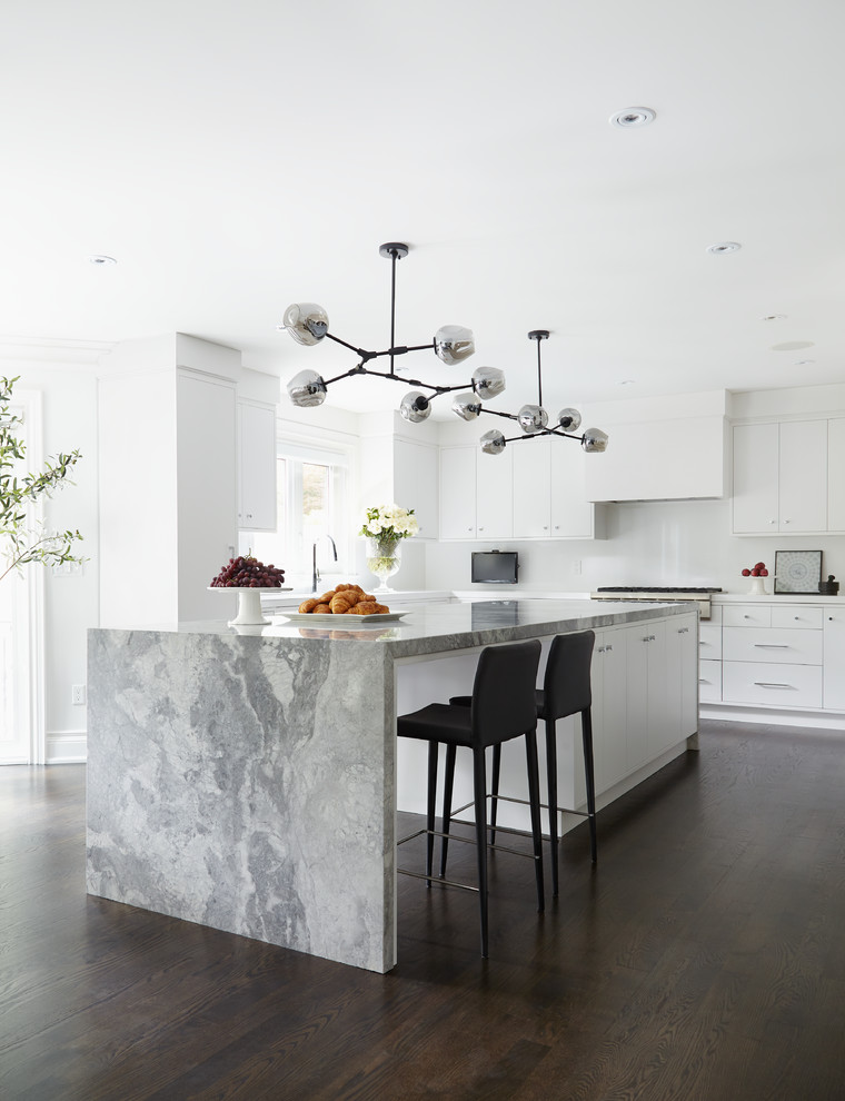 Große Moderne Küche mit flächenbündigen Schrankfronten, weißen Schränken, Quarzit-Arbeitsplatte, Küchenrückwand in Weiß, dunklem Holzboden, Kücheninsel und braunem Boden in Toronto
