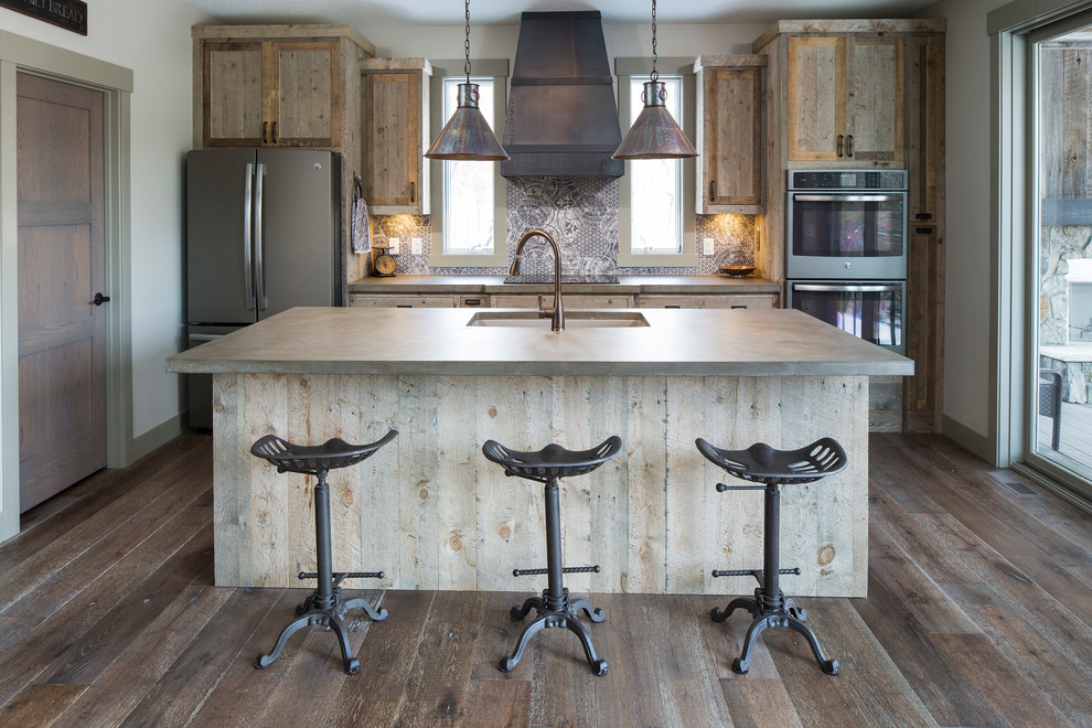 Inspiration för rustika kök, med en undermonterad diskho, flerfärgad stänkskydd, rostfria vitvaror, mörkt trägolv och en köksö
