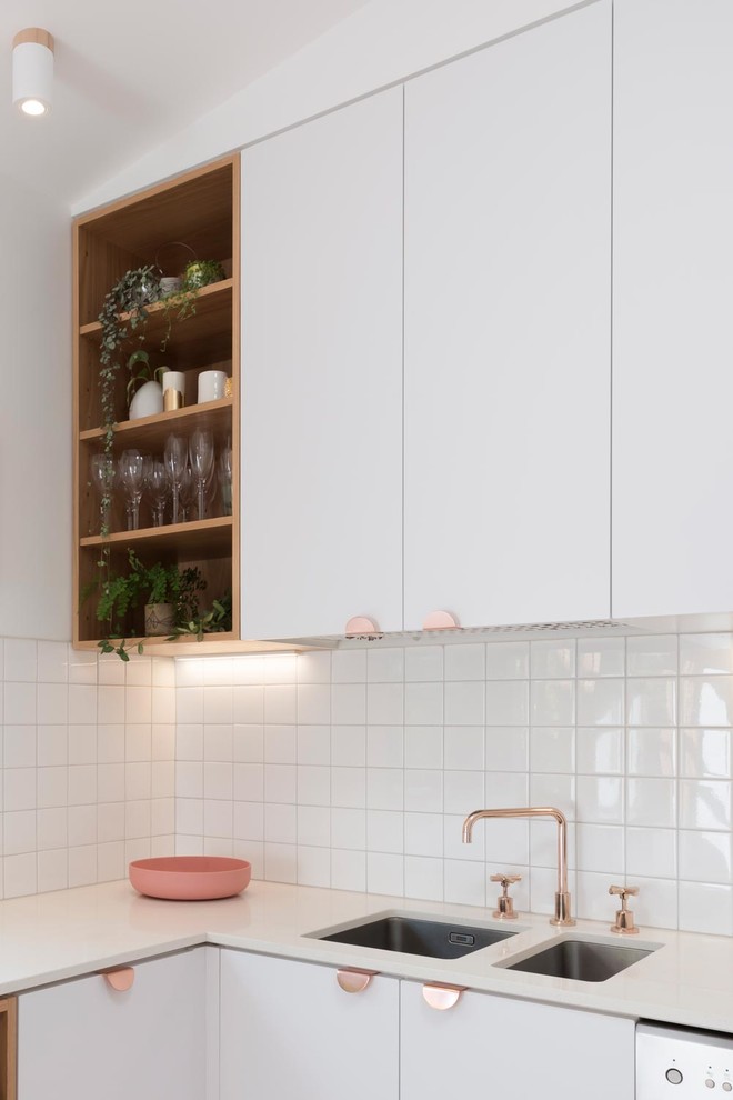 На фото: маленькая кухня в скандинавском стиле с белыми фасадами, столешницей терраццо, белым фартуком, фартуком из керамической плитки, светлым паркетным полом и белой столешницей для на участке и в саду с