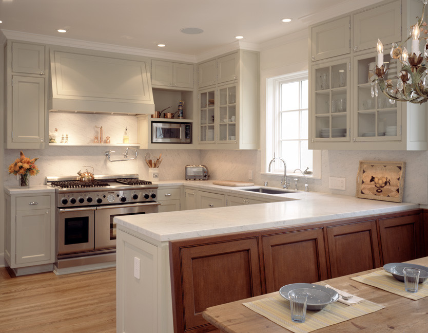 Klassische Küche in U-Form mit Schrankfronten mit vertiefter Füllung, grauen Schränken, Küchenrückwand in Weiß und Rückwand aus Stein in San Francisco