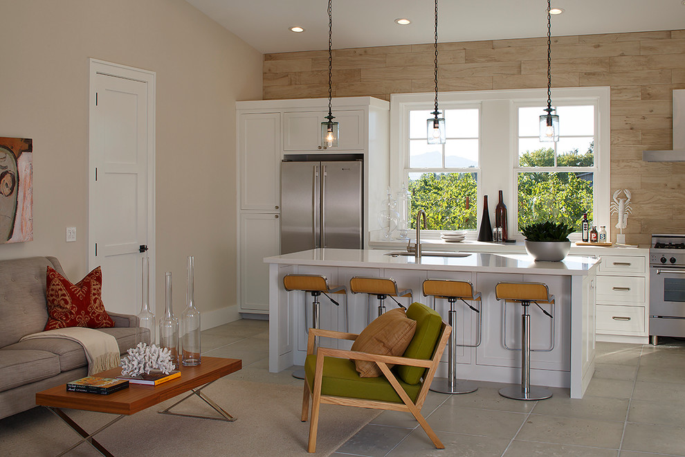 Cette photo montre une cuisine ouverte parallèle nature avec des portes de placard blanches.