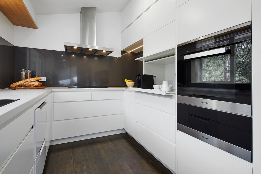 Exempel på ett stort modernt kök, med en dubbel diskho, släta luckor, vita skåp, bänkskiva i kvarts, grått stänkskydd, stänkskydd i sten, rostfria vitvaror, målat trägolv och grått golv