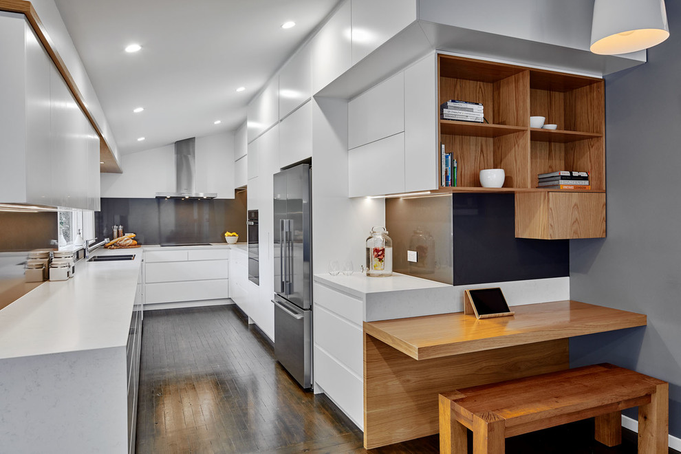 Idéer för ett stort modernt kök, med en dubbel diskho, släta luckor, vita skåp, bänkskiva i kvarts, grått stänkskydd, stänkskydd i sten, rostfria vitvaror, mörkt trägolv och brunt golv