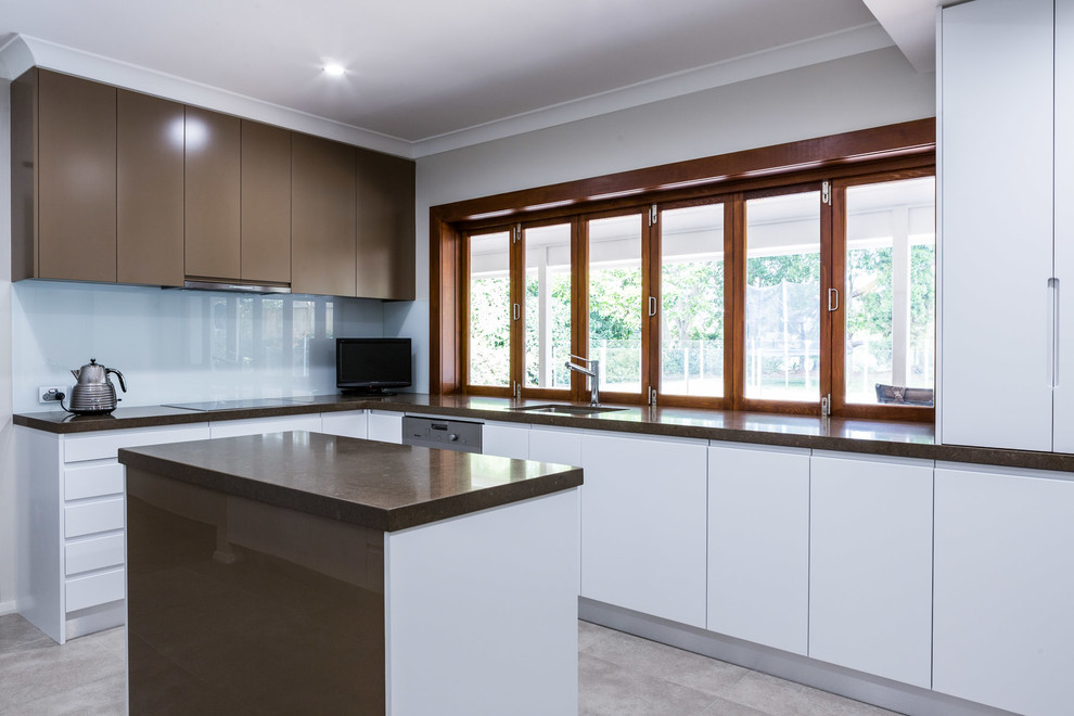 シドニーにある広いモダンスタイルのおしゃれなキッチン (アンダーカウンターシンク、白いキャビネット、クオーツストーンカウンター、黄色いキッチンパネル、ガラス板のキッチンパネル、シルバーの調理設備、セラミックタイルの床) の写真