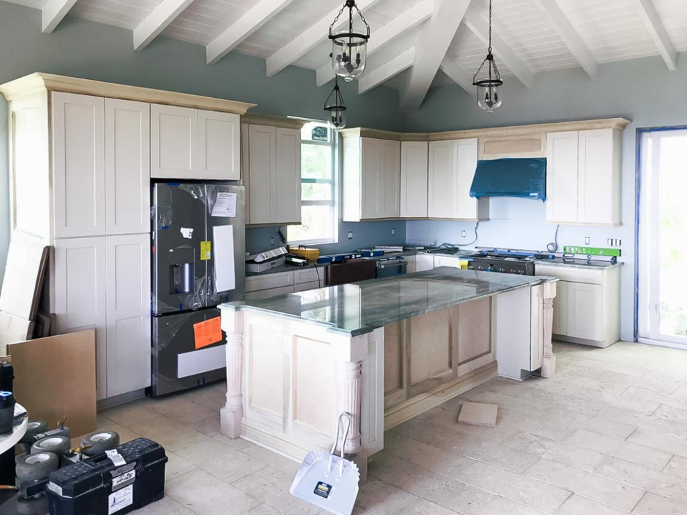 Exempel på ett stort maritimt flerfärgad flerfärgat kök, med en rustik diskho, skåp i shakerstil, vita skåp, granitbänkskiva, flerfärgad stänkskydd, stänkskydd i glaskakel, rostfria vitvaror, kalkstensgolv, en köksö och beiget golv