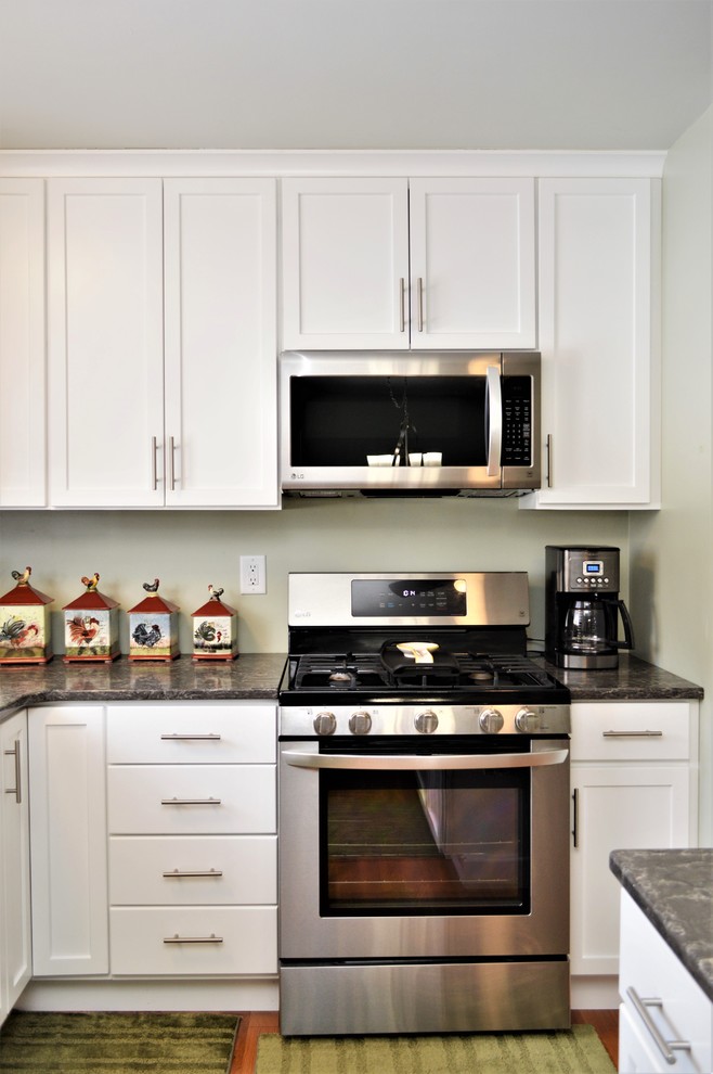 Foto di una cucina country di medie dimensioni con lavello sottopiano, ante in stile shaker, ante bianche, top in quarzite e top grigio