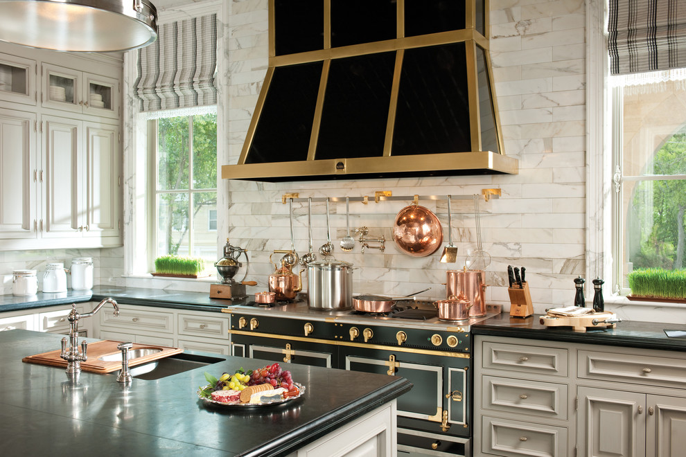 Esempio di una cucina classica con ante a filo, ante grigie, paraspruzzi bianco e elettrodomestici neri