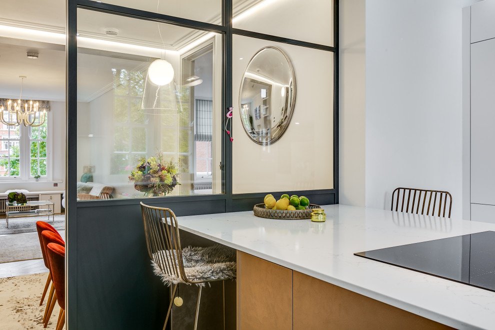 Foto di una cucina design di medie dimensioni con ante lisce, ante grigie e top in quarzo composito