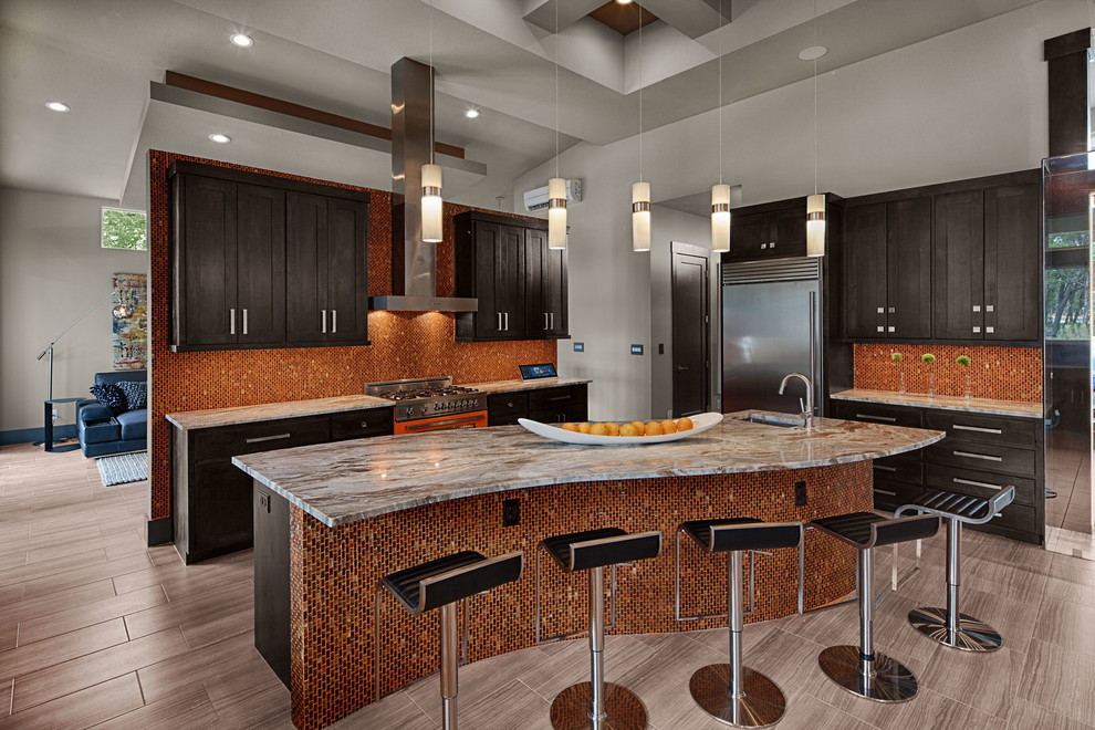 Moderne Küche in U-Form mit Unterbauwaschbecken, dunklen Holzschränken, Küchenrückwand in Orange, Rückwand aus Mosaikfliesen und Kücheninsel in Austin