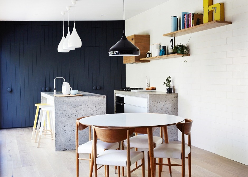 Immagine di una cucina minimal di medie dimensioni con ante lisce, ante bianche, top in cemento, paraspruzzi bianco, paraspruzzi in mattoni, elettrodomestici neri e parquet chiaro