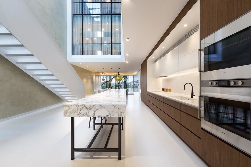Zweizeilige Moderne Wohnküche mit integriertem Waschbecken, flächenbündigen Schrankfronten, dunklen Holzschränken, Küchenrückwand in Weiß und Kücheninsel in Melbourne
