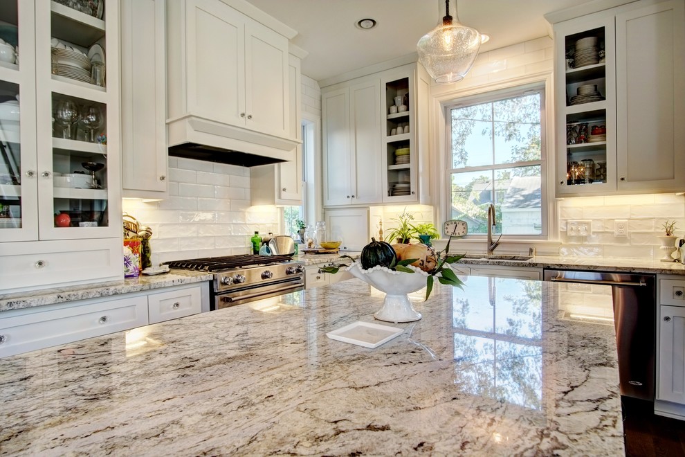 Example of a farmhouse kitchen design in Minneapolis