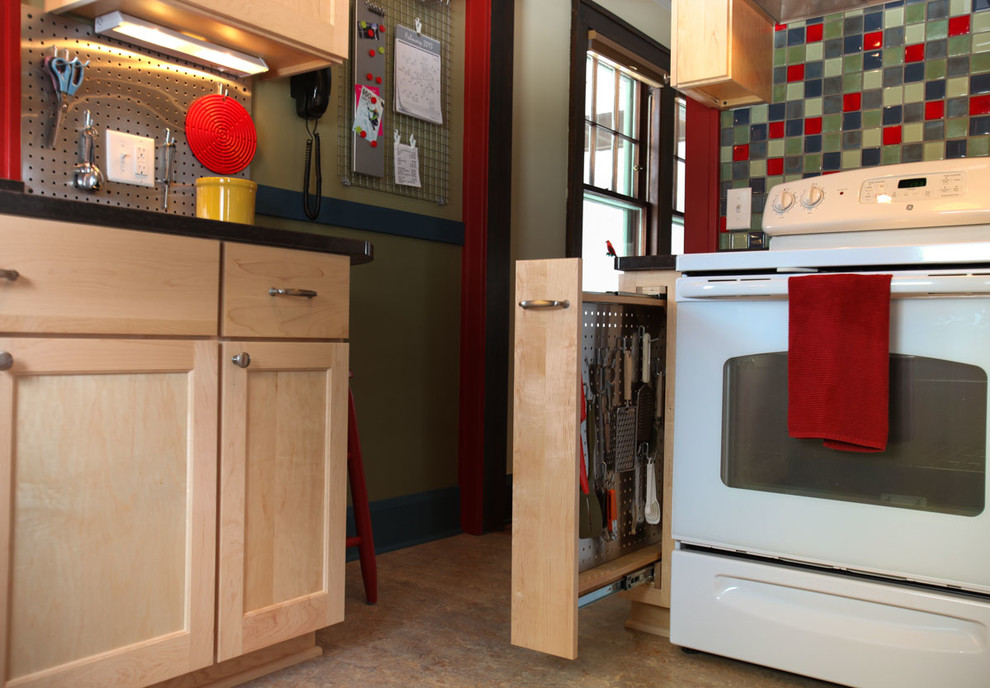 Inspiration för avskilda, små moderna linjära kök, med en undermonterad diskho, luckor med infälld panel, skåp i ljust trä, bänkskiva i kvarts, flerfärgad stänkskydd, stänkskydd i mosaik, vita vitvaror och vinylgolv